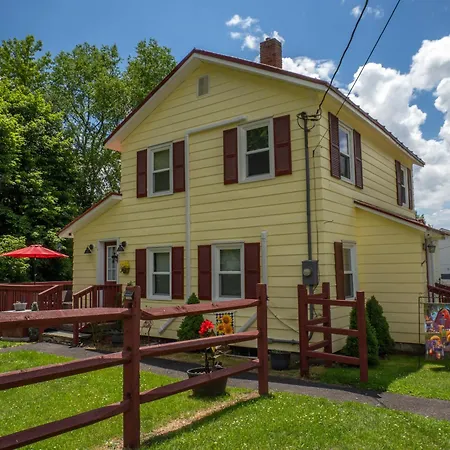 A&R Hacienda A Callicoon Vintage Farmhouse